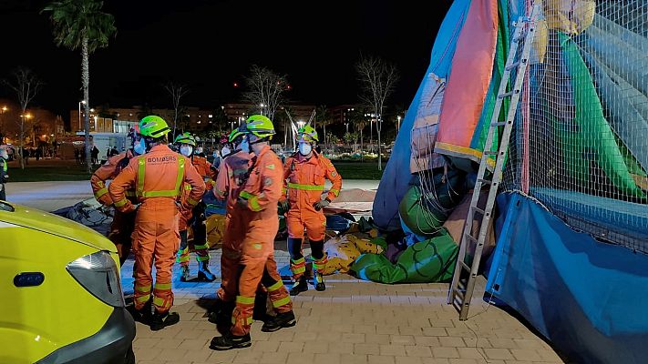 Informativo 24h - Muere una de las niñas heridas tras volarse un castillo hinchable en Mislata, Valencia