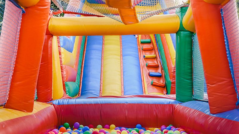 Los requisitos de seguridad en los castillos hinchables: anclajes reforzados, buen tiempo y vigilancia