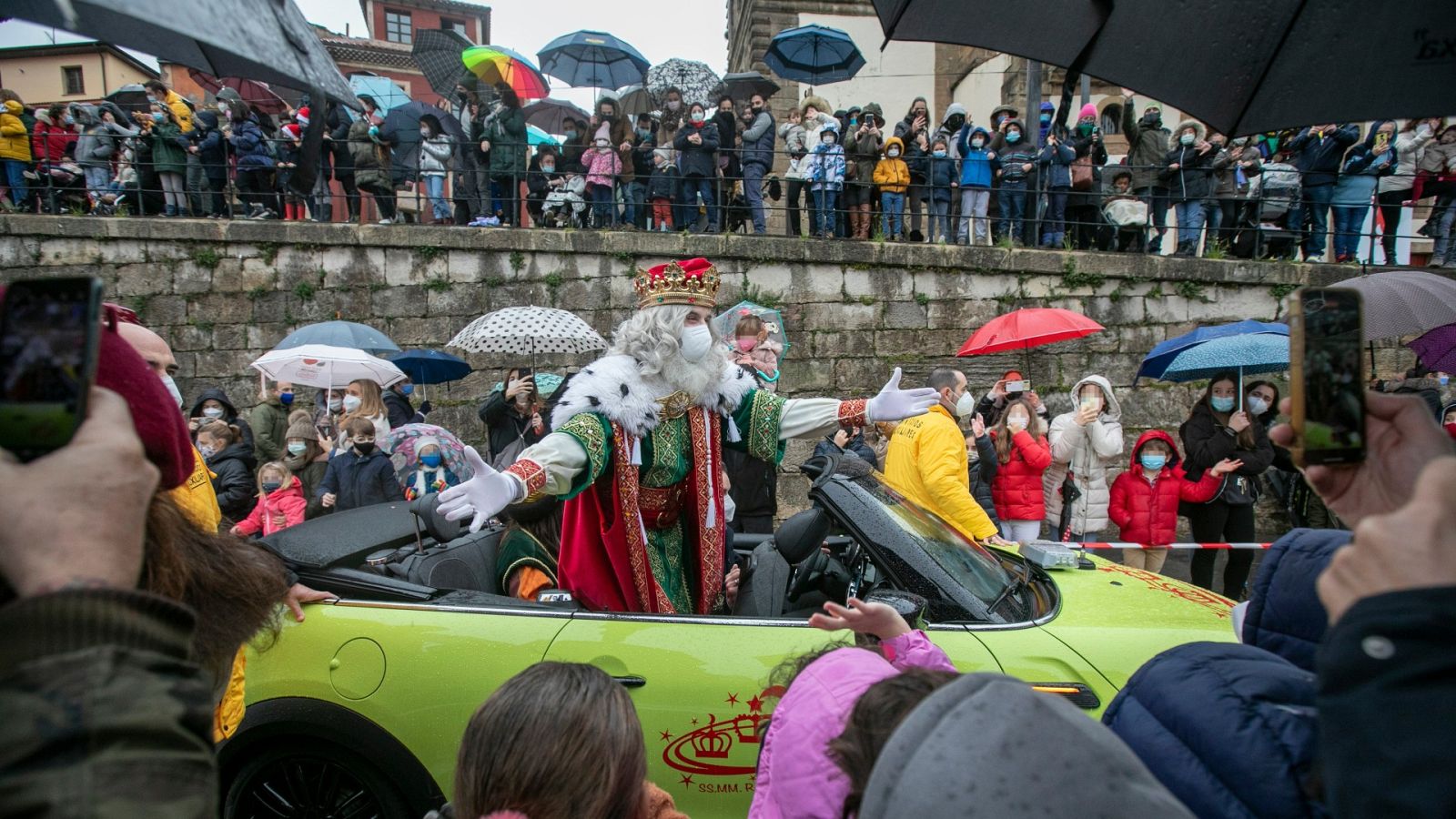Los más pequeños reciben a los Reyes Magos