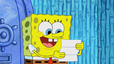 Bob Esponja, un personaje animado amarillo con una gran sonrisa, sostiene una carta frente a una puerta azul decorada con un timón.
