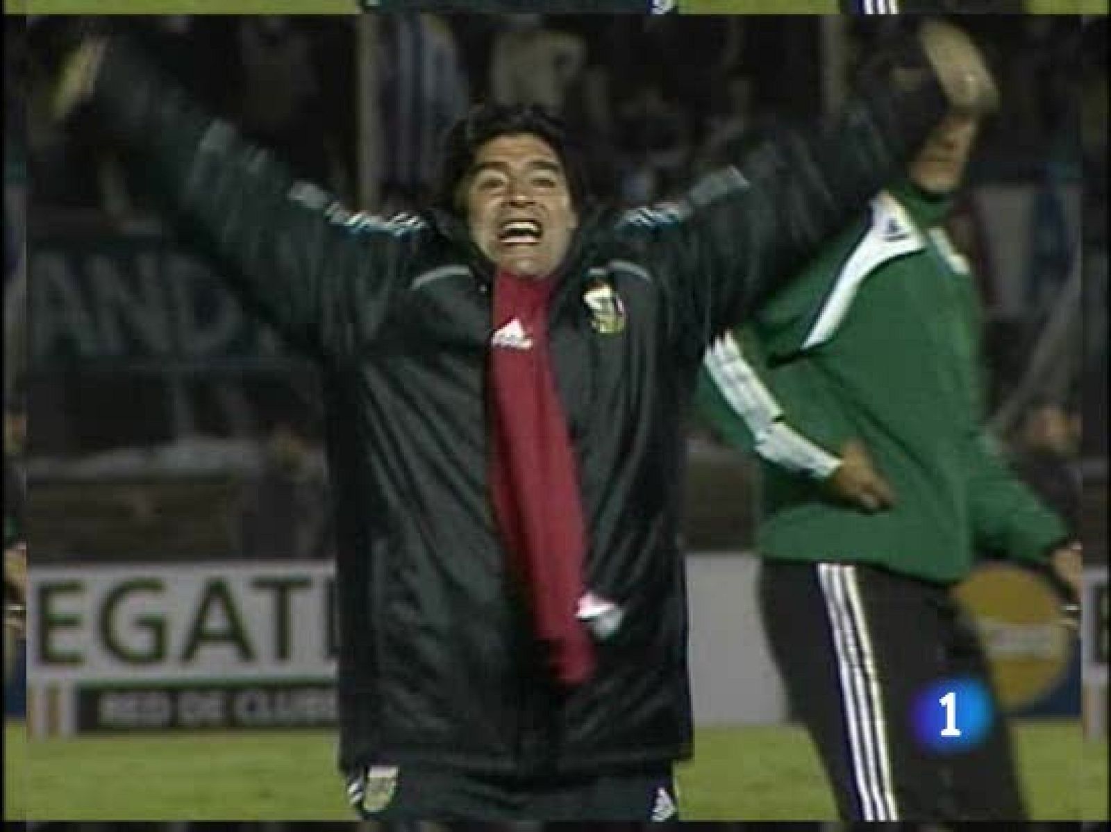 Maradona hace oídos sordos al Atlético sobre el 'Kun' | Ver