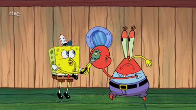 Bob Esponja, vestido con su uniforme, presenta una hamburguesa de aspecto dudoso al Señor Cangrejo, quien reacciona con evidente desagrado. El fondo muestra un interior de madera con una ventana redonda.
