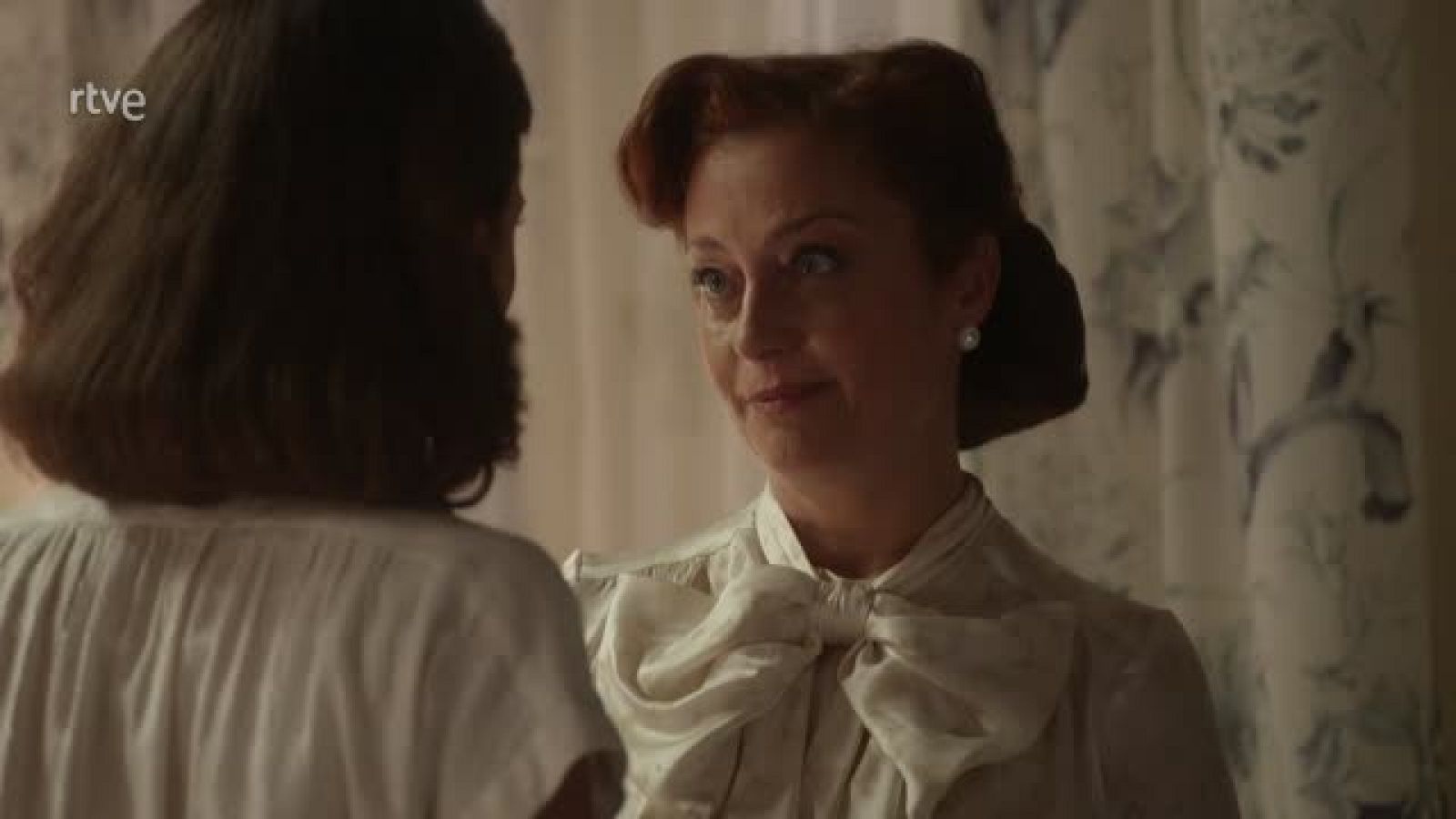 Dolores le dice a carmen que debe volver