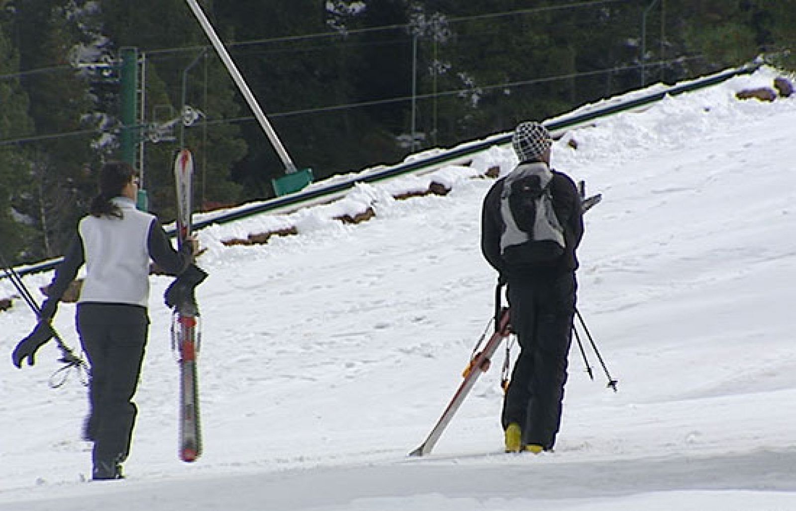 La nieve llega a muchas localidades y algunas estaciones de esquí adelantan la apertura | Ver