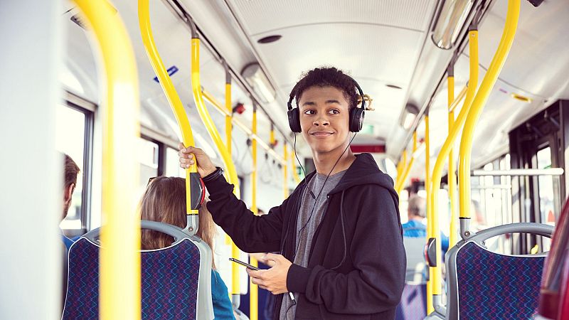 Los profesionales advierten de que el uso excesivo de auriculares podría generar la pérdida de audición prematura