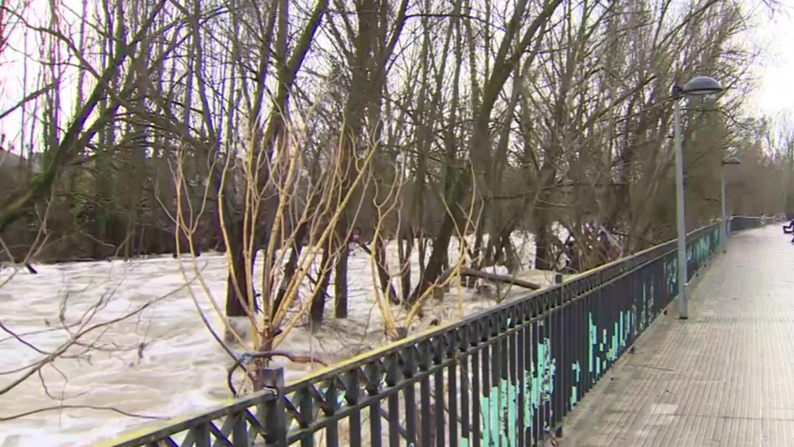 El desbordamiento de los ríos en Navarra por las lluvias provoca inundaciones