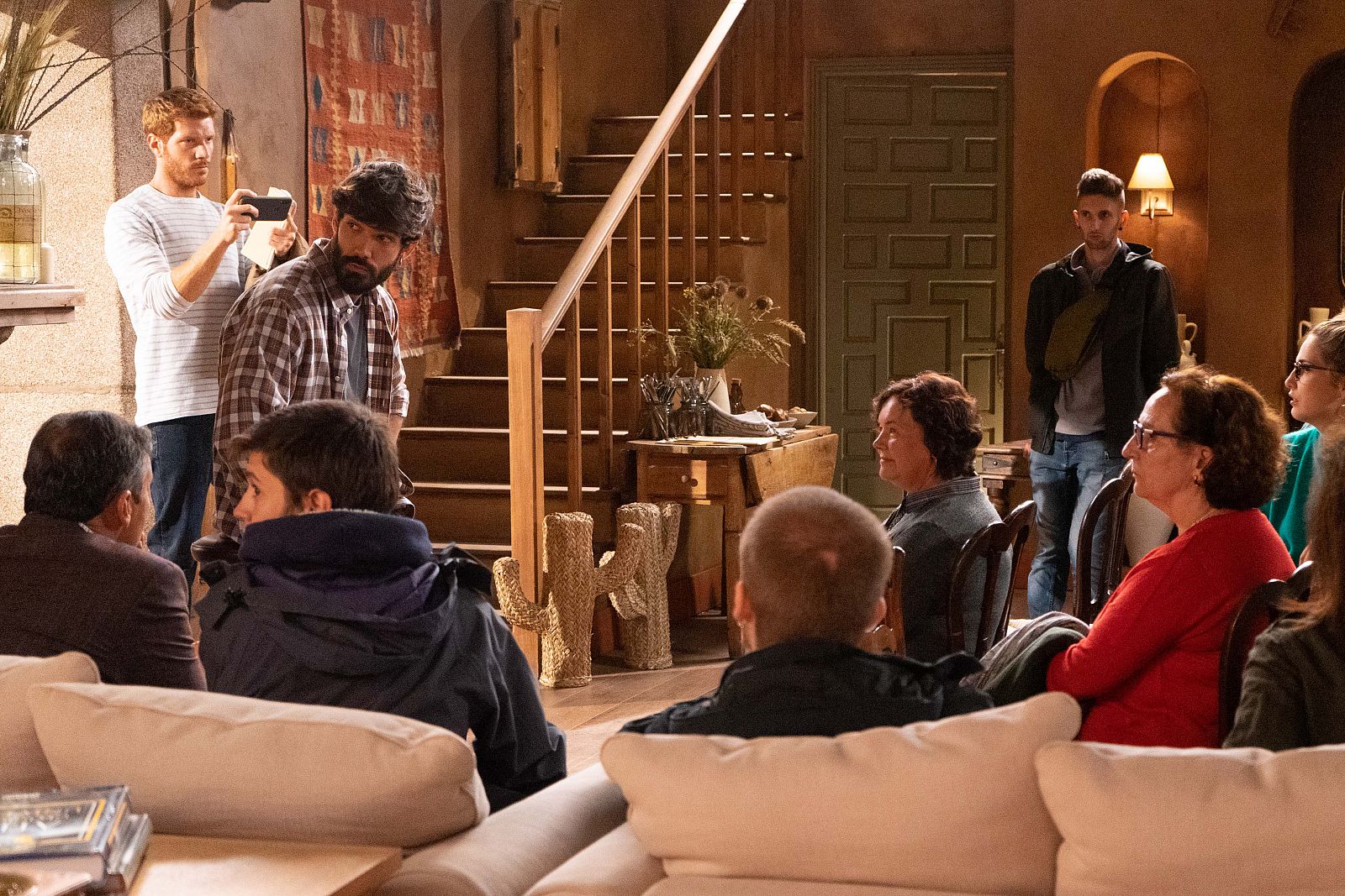 tirso da un discurso en el hotel