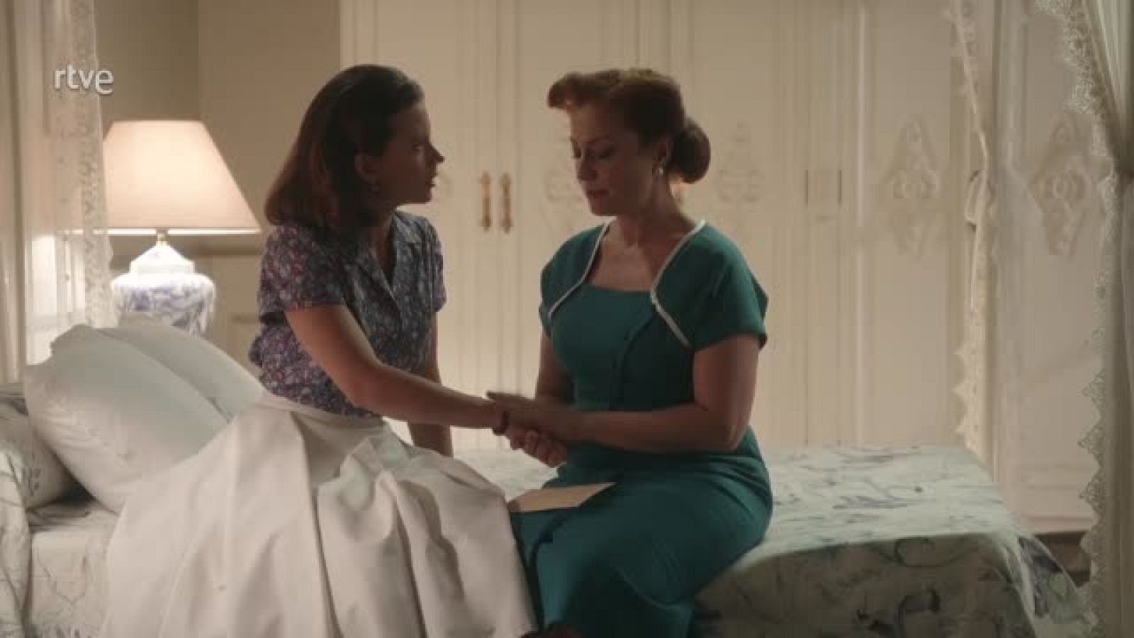 Dolores habla con carmen de por qué está en rio muni