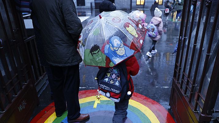 Telediario 2 - La 'vuelta al cole' comienza con normalidad en toda España pero con miles de profesores de baja