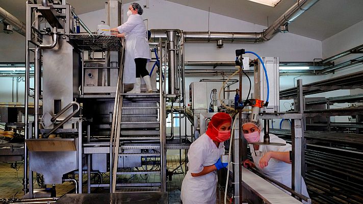 Telediario 2 - La subida salarial pactada en convenio cierra 2021 en el 1,47%, la más baja en cuatro años