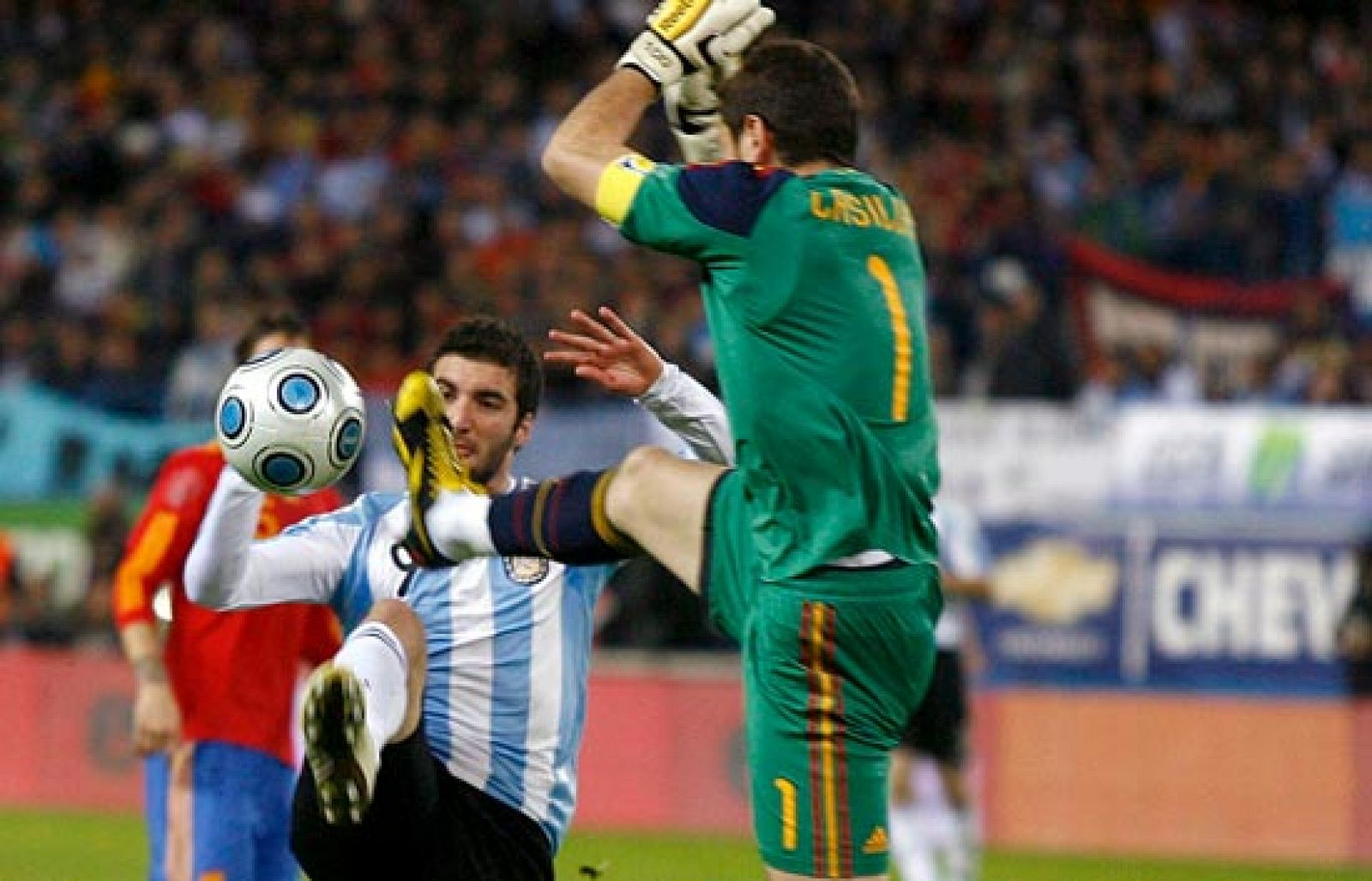 España le regala la victoria a Iker 2-1 | Ver