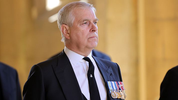 Mejor contigo - Isabel II retira honores militares y asignación al príncipe Andrés por escándalo sexual