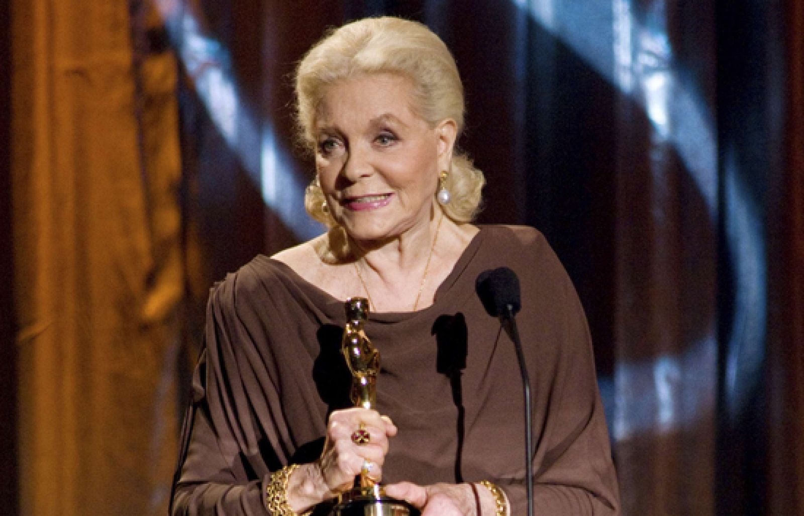 Oscar honorífico a Lauren Bacall por una de las carreras más sobresalientes de Hollywood | Ver