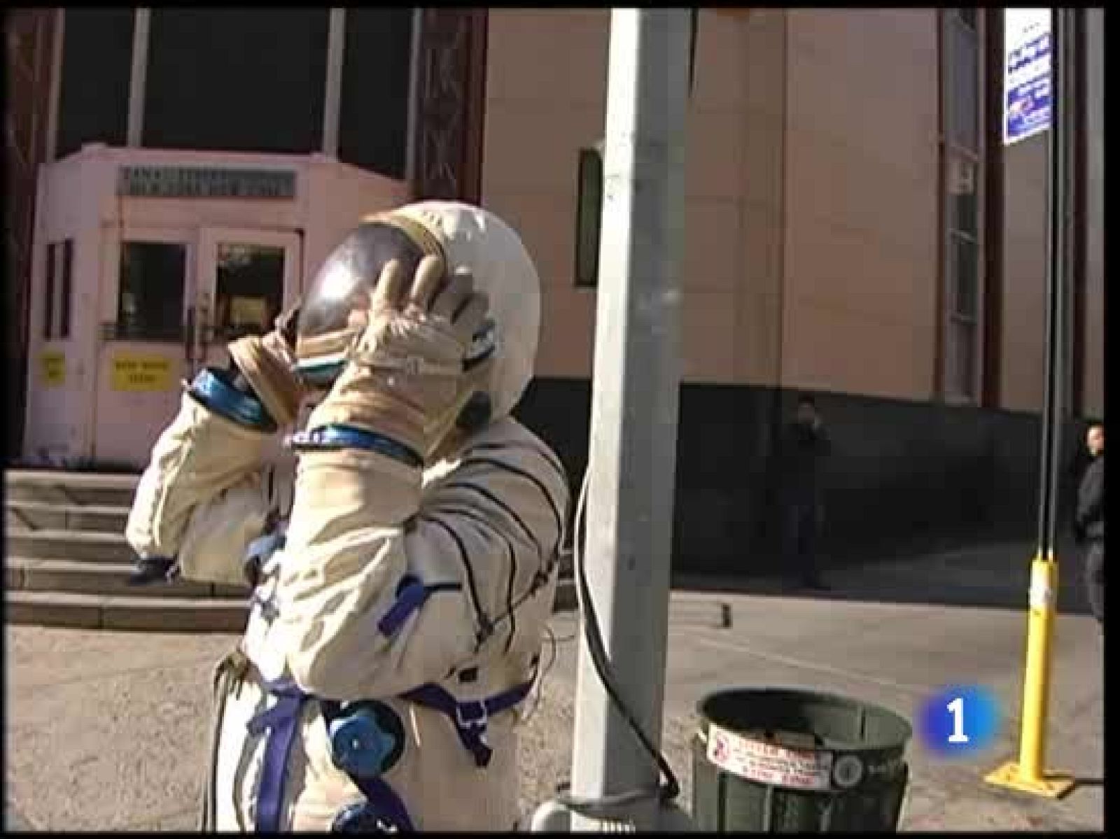 En Nueva York se ven sorprendidos por los paseos de un astronauta en sus calles | Ver