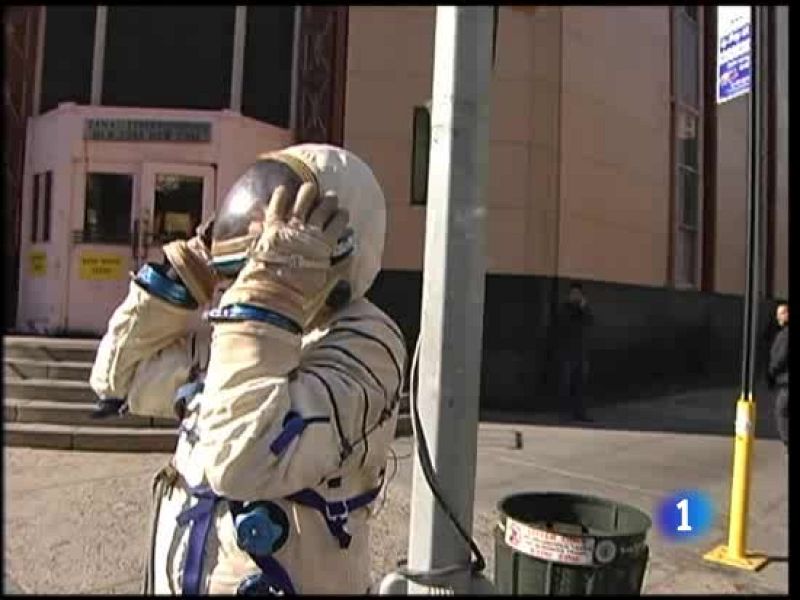 En Nueva York se ven sorprendidos por los paseos de un astronauta en sus calles | Ver