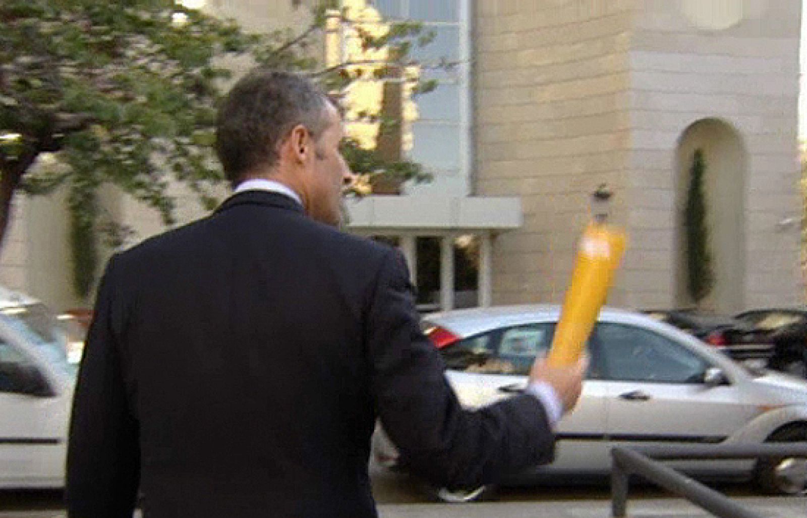 Francisco Camps se enfrenta en plena calle con un joven | Ver