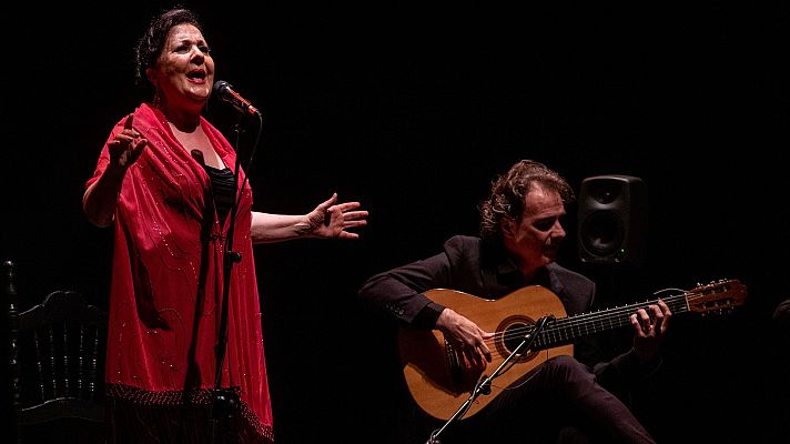 Telediario 2 - La cantaora Carmen Linares celebra sus 40 años de carrera con Serrat en Madrid
