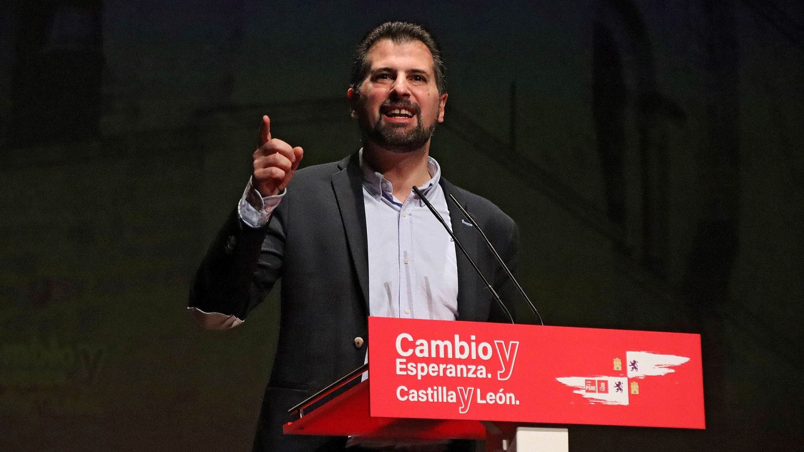 Luis Tudanca, candidato del PSOE: "En Castilla y León es más fácil abrir una macrogranja que un consultorio médico"