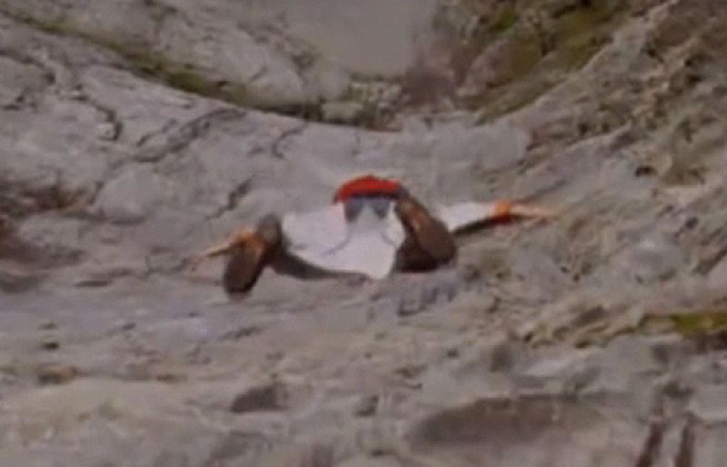 Un grupo de arriesgados aventureros se lanzan al vacío para volar durante unos segundos antes de abrir su paracaídas.