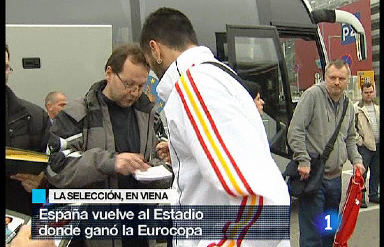 La selección dirigida por Vicente del Bosque ha aterrizado en Austria para disputar el último amistoso del año ante los austríacos. Los recuerdos y las emociones se revivirán cuando los jugadores vuelvan a pisar el césped del estadio donde ganaron la