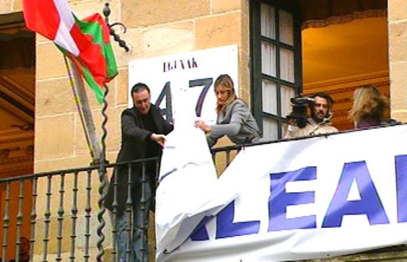 Retiran la pancarta del Ayuntamiento de Bermeo tras la liberación del Alakrana