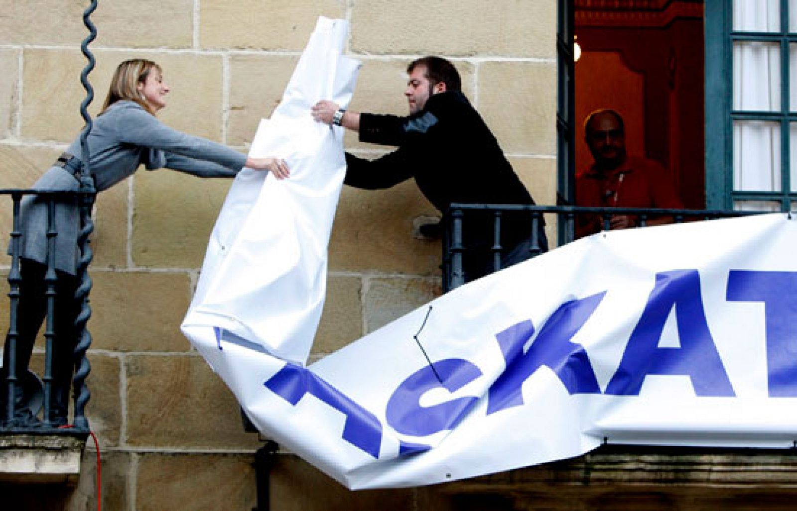 Retiran la bandera de Bermeo tras la liberación del Alakrana | Ver