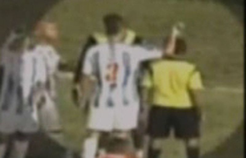 Un juez de línea intenta agredir a un jugador que le echó agua por la cabeza porque "estaba muy caliente" en un partido de la Liga brasileña.