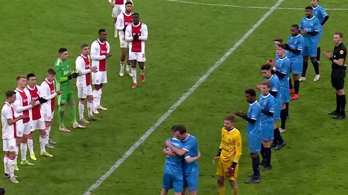 Telediario Fin de Semana - Pasillo de honor en pleno partido a un futbolista con cáncer