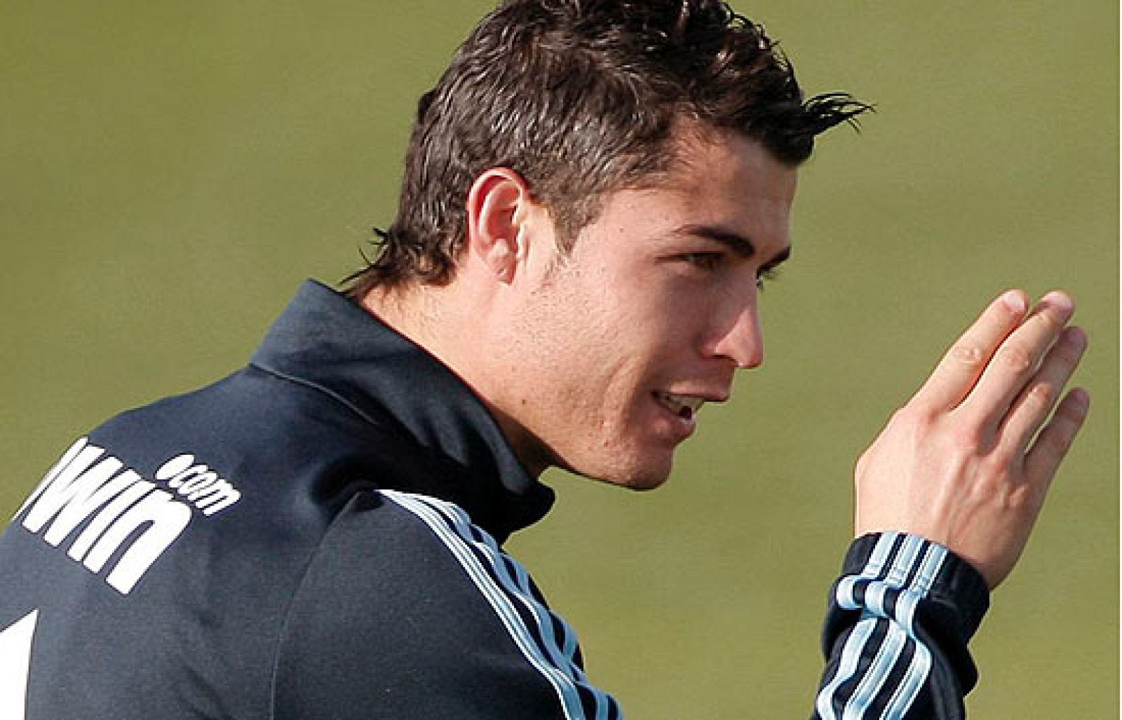 El jugador del Real Madrid, Cristiano Ronaldo, está ansioso por volver a jugar con su equipo. Mientras, el Comité de Competición ha multado al Atlético Madrid con 150 euros por el lanzamiento de una piedra a Pellegrini en el derbi.