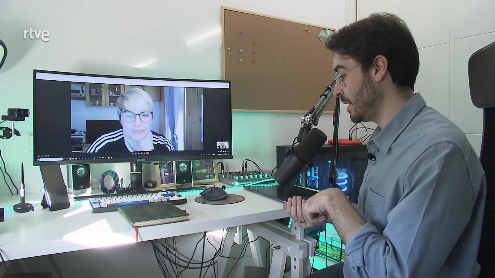 Aquí hay trabajo - Edutubers, los profes de YouTube - ver ahora