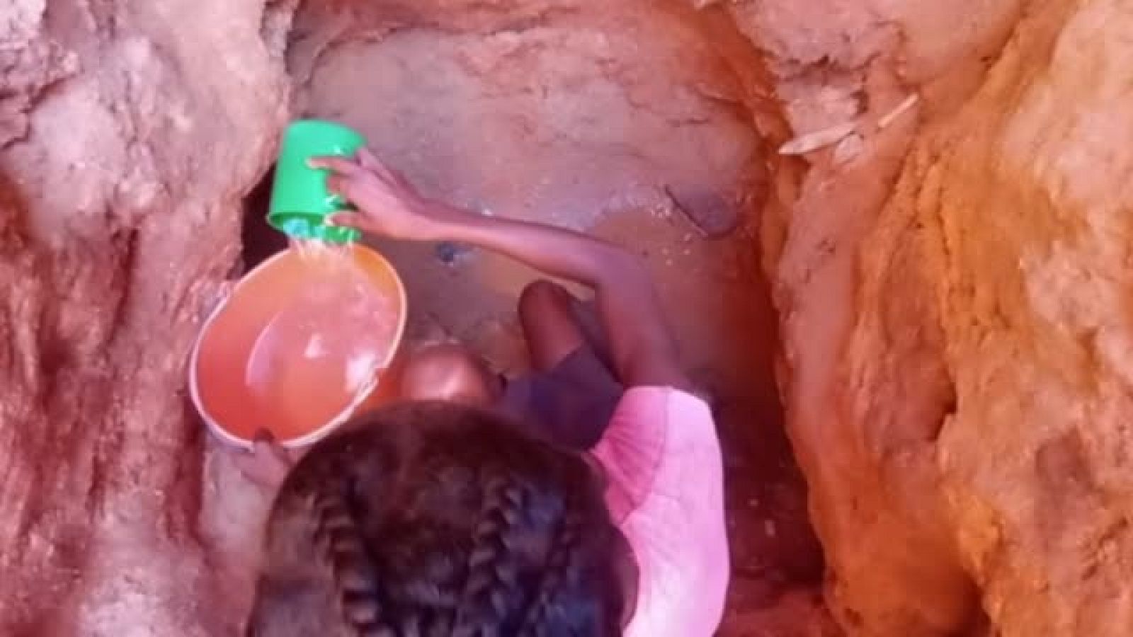Eliane tiene 14 años y todos los días trae agua a su casa antes de ir a la escuela