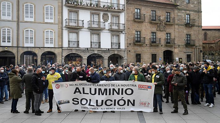 Telediario 1 - Trabajadores de Alu Ibérica en Avilés piden la dimisión del Gobierno regional ante el despido de 250 personas