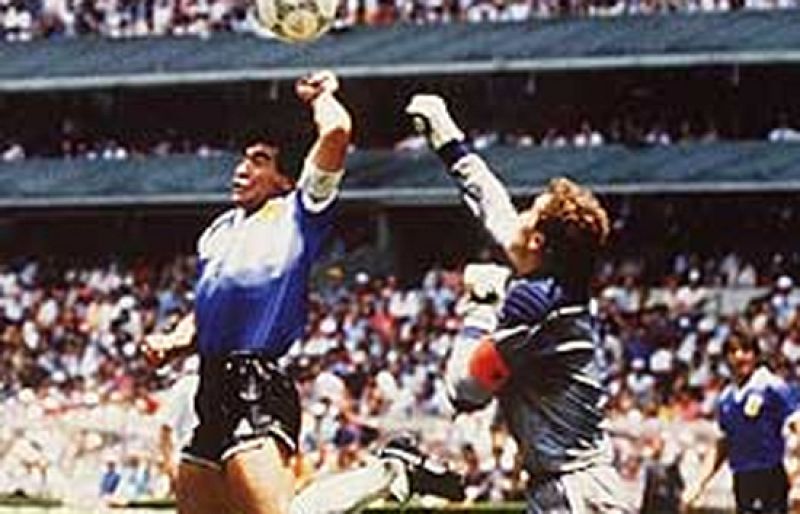 Goles históricos pero ilegales. Muchos tantos conseguidos con la ayuda de las manos han pasado a la historia del fútbol, como pasará el conseguido por Francia ayudado por la mano clara de Henry.