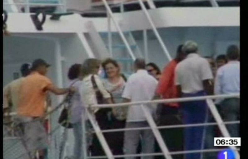 Los familires suben al 'Alakrana' para reunirse con los tripulantes