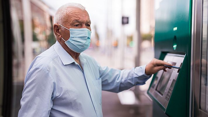 Telediario 1 - El creador de la campaña "Soy mayor, no idiota" logra hablar con el Gobierno y el Banco de España