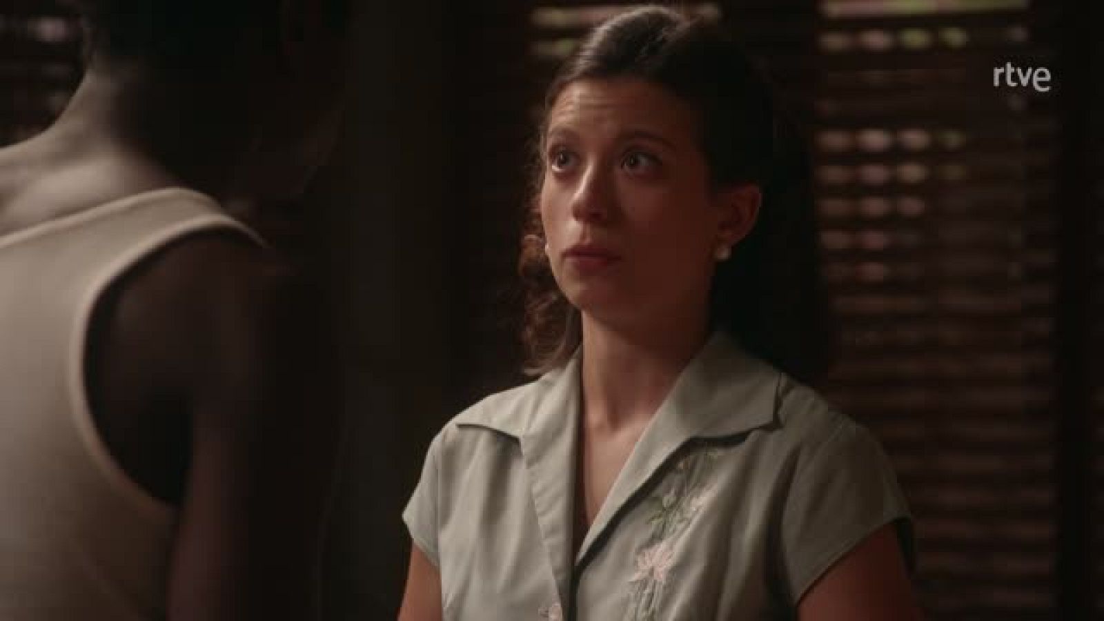 Carmen y Kiros se besan mientras patricia les espía