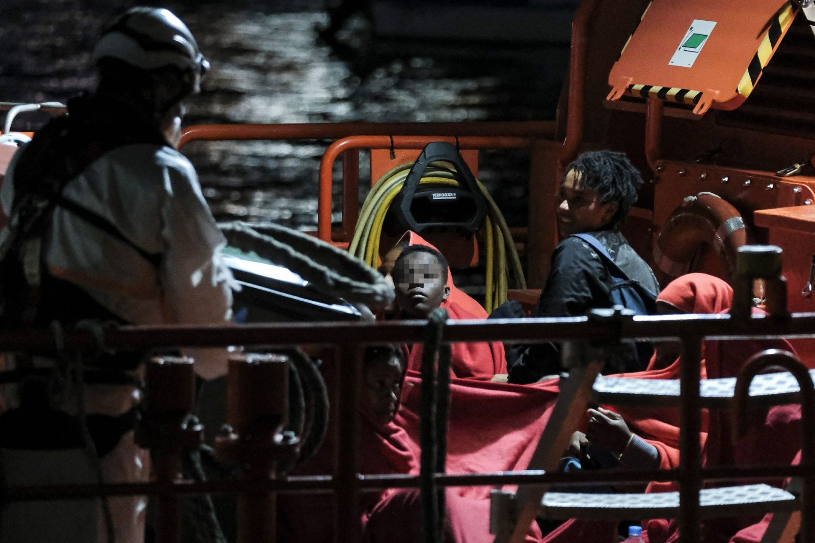 Se triplica la llegada de mujeres y niños por la ruta canaria | Ver