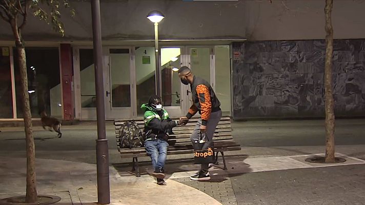 Telediario 2 - La 'Cama de cartón', la iniciativa solidaria para ayudar a personas sin techo de un rapero de Bilbao