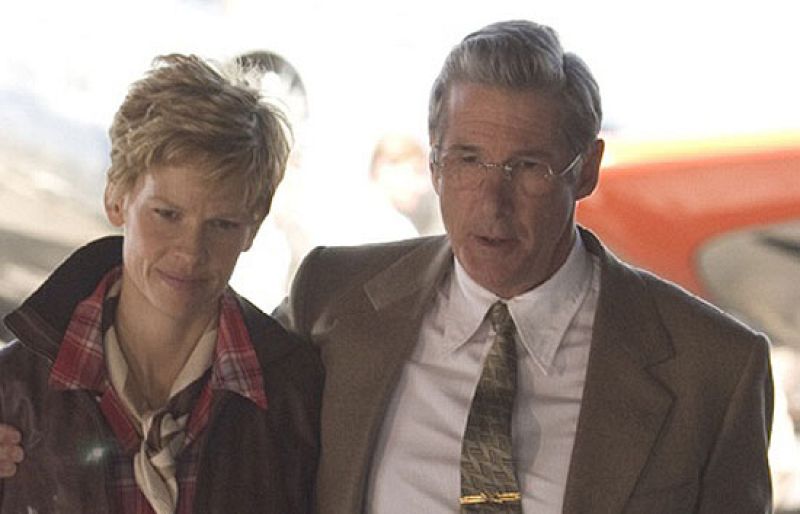 Swank y Gere llegan a la cartelera con 'Amelia' | Ver