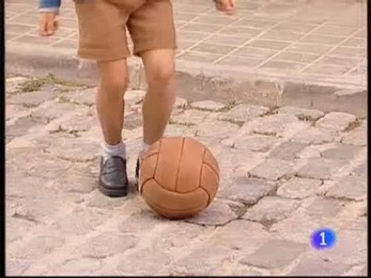 Amar en tiempos revueltos - Marce no es muy buen futbolista