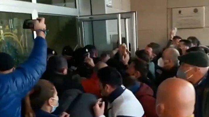 Telediario 1 - Un grupo de ganaderos irrumpe en el pleno del Ayuntamiento de Lorca en defensa de las macrogranjas