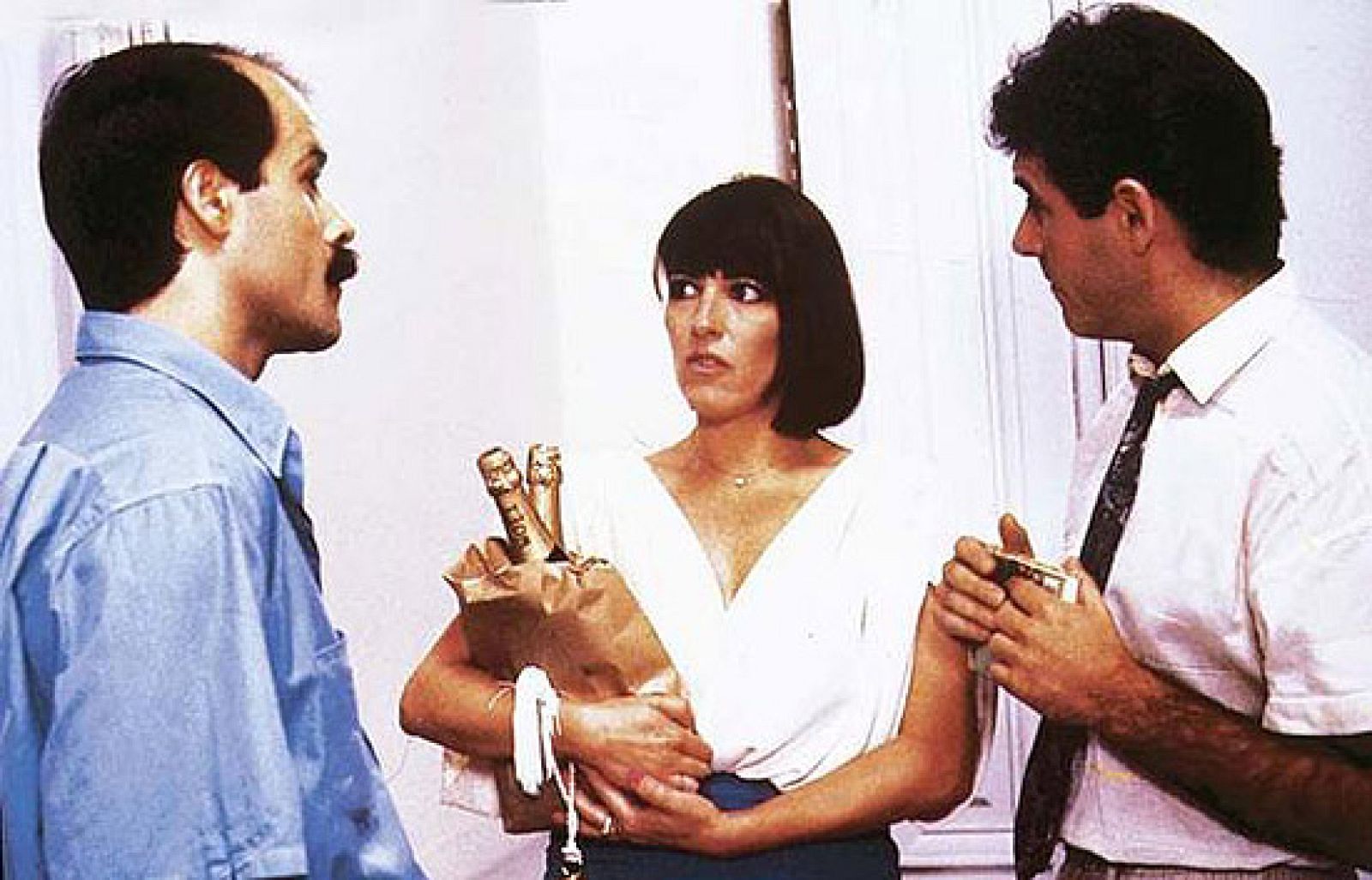 Versión española - Avance - Sé infiel y no mires con quién | Ver