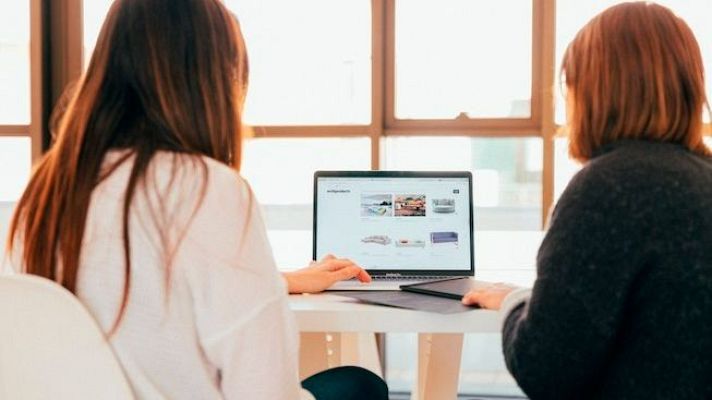 Telediario 1 - Sin temor al paro y con sueldos que pueden llegar a los 80.000 euros: los profesionales que tendrán trabajo en 2022