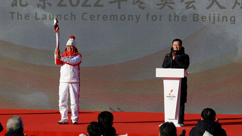 Deslucido paso de la llama olímpica en Pekín 2022 | Ver