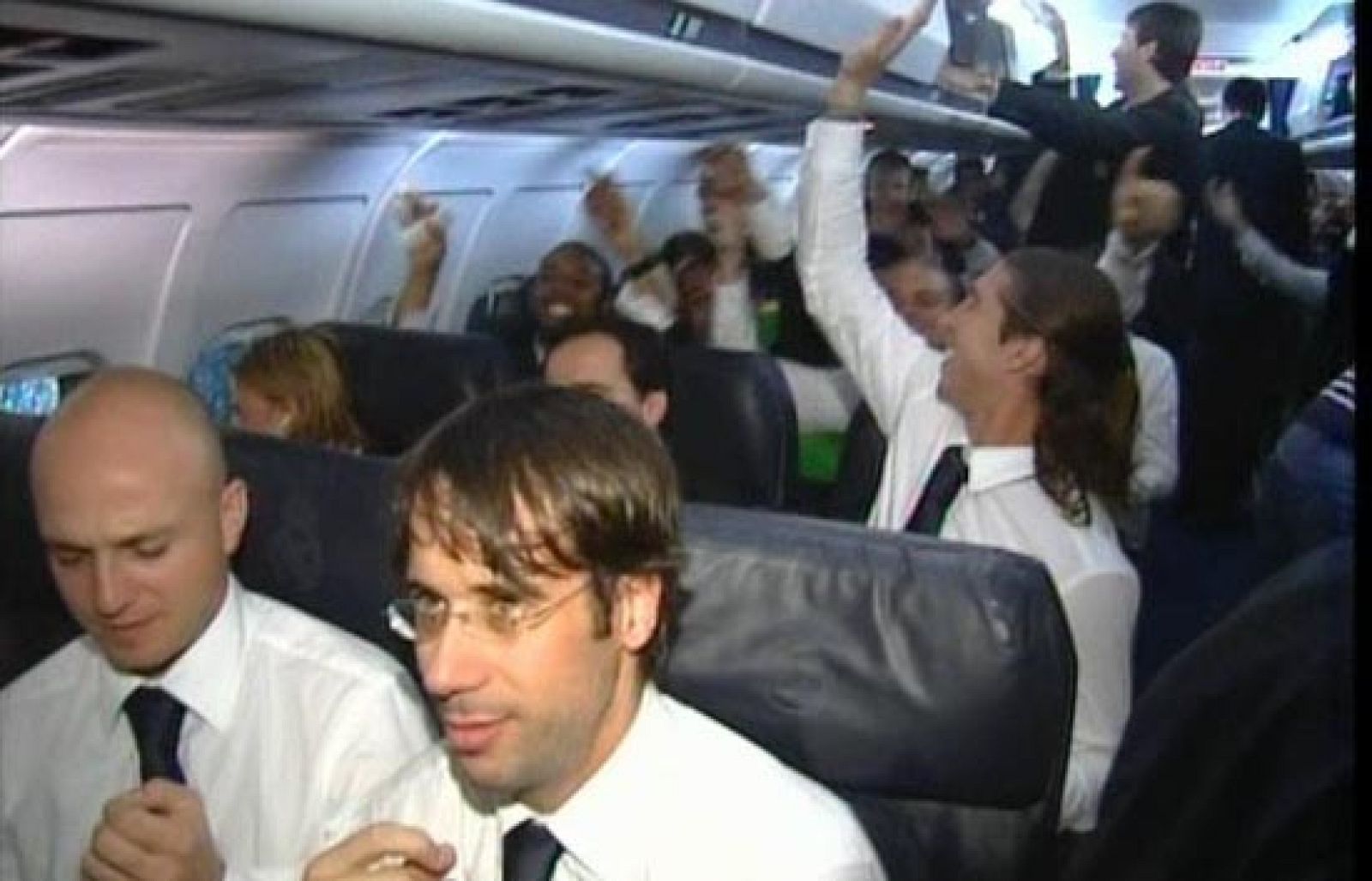 'Club de Fútbol' muestra a los jugadores del Real Madrid celebrando el título de Liga en 'La Saeta', el avión del club, mientras el equipo ganador del campeonato volaba desde Pamplona hasta Madrid.