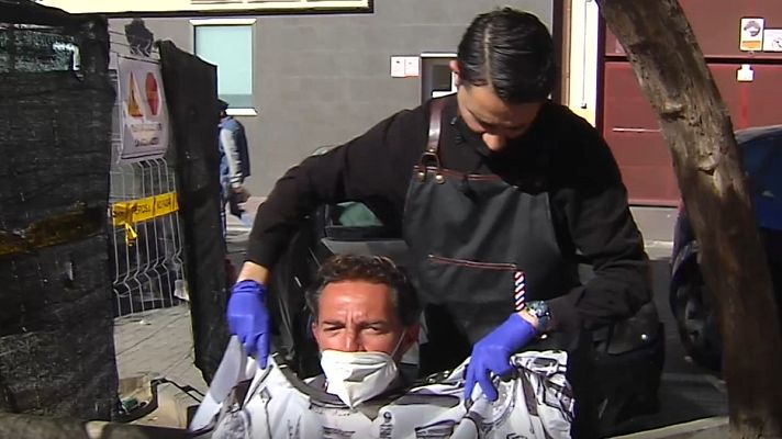 Telediario 1 - El peluquero de las personas sin hogar: "Es una oportunidad de tener un corte de pelo y poder buscar trabajo"