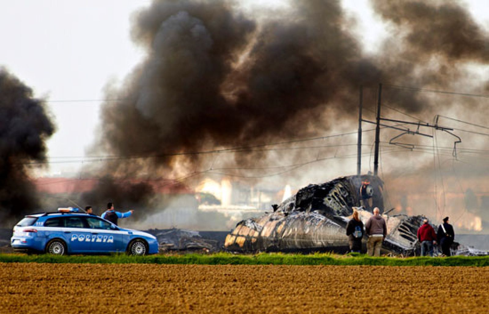5 muertos al estrellarse un avión militar en Italia | Ver