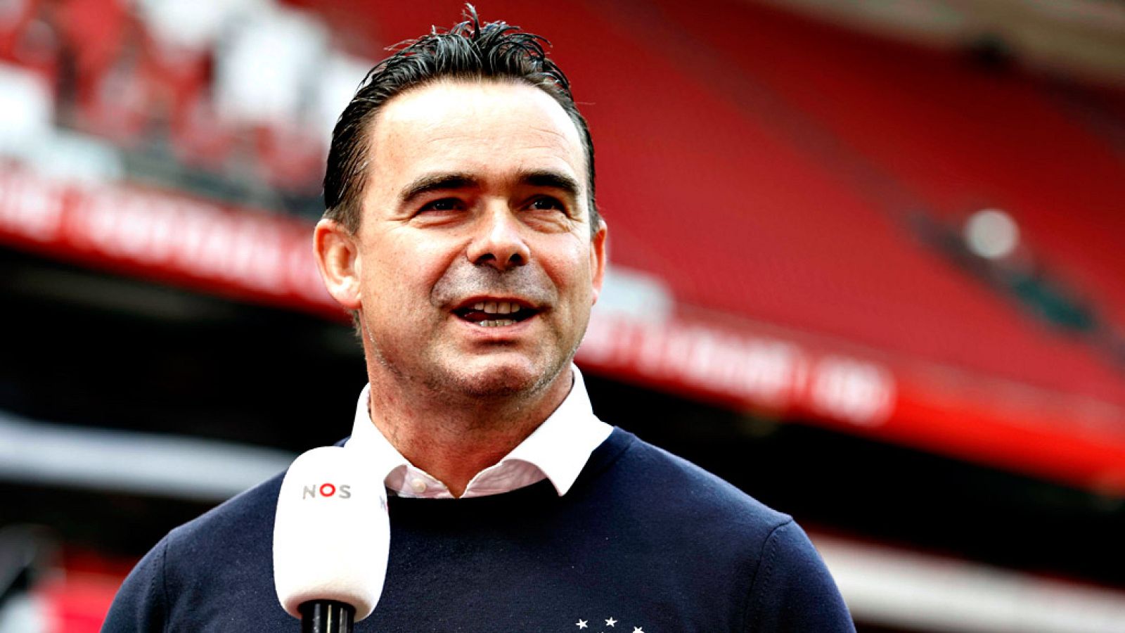 Overmars, despedido en el Ajax por "mensajes inapropiados a varias compañeras"