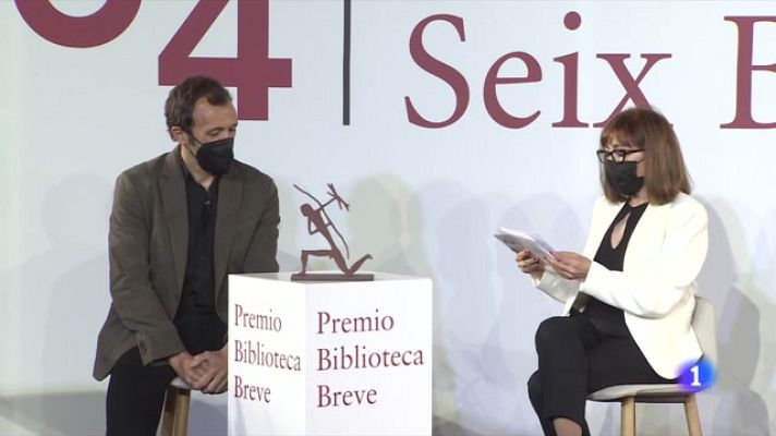 L'Informatiu - L'escriptor Isaac Rosa guanya el 64è Premi Biblioteca Breve