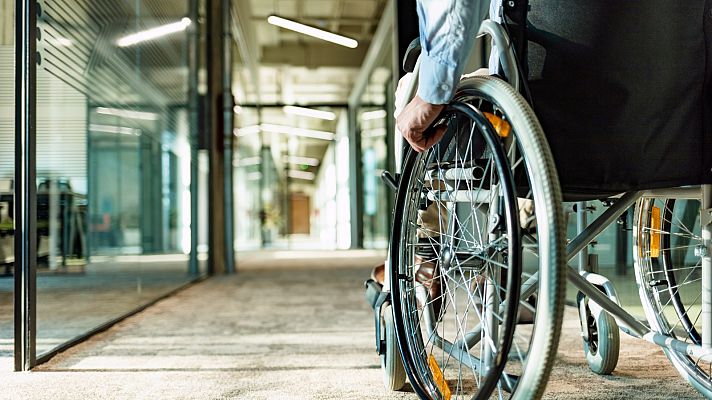 La tarde en 24h - Tres parapléjicos vuelven a andar tras un implante